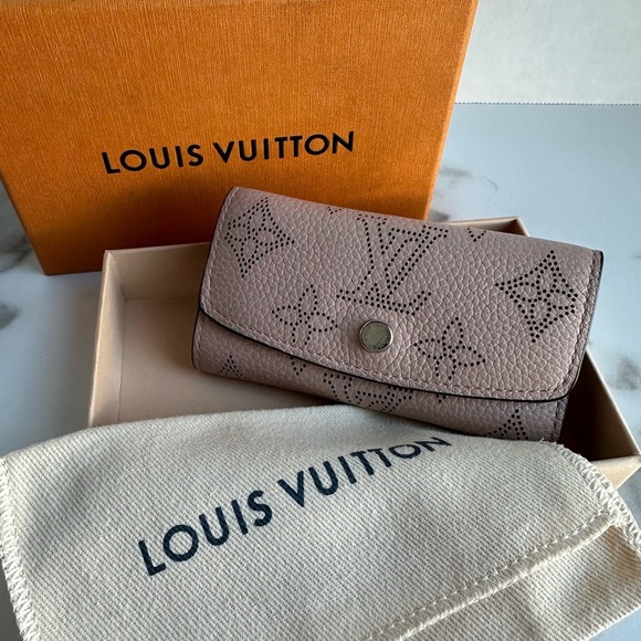 Authentic Louis Vuitton Key Holder Case Monogram Mahina Magnolia w/COA - Picture 11 of 12
